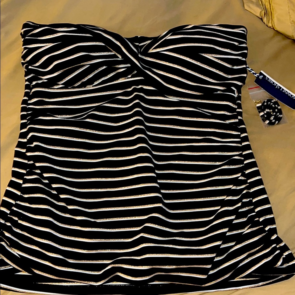 NWT tankini top. Can be worn strapless or with the included strap as a halter.